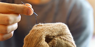 Imagem principal de Mend your knitwear by hand