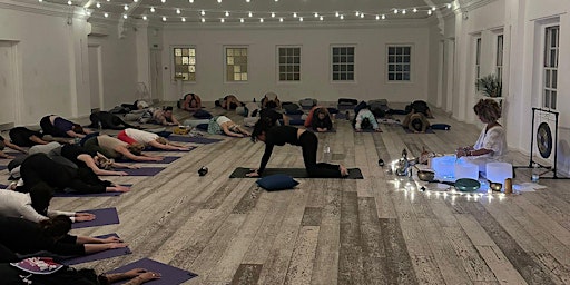 Primaire afbeelding van Yoga &, Soundbath Class