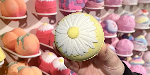 Image principale de Come and Make Blooming Beautiful Bath Bomb at Lush Ipswich!