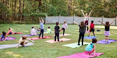 Imagem principal de Family-Centered Mindful Movement in Nature