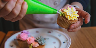 Imagen principal de Mommy & Me Bake Cake Decorating  Class with Chef Saura