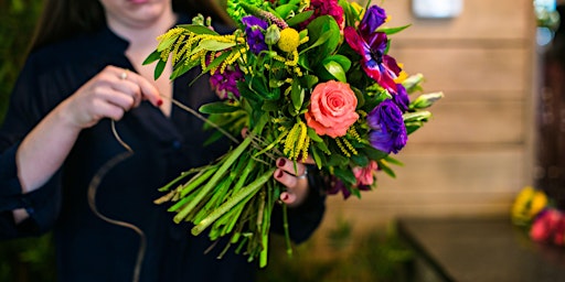Image principale de Fresh Flower Hand Tied Workshop with Cream & Browns Florist