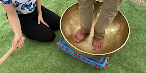 Hauptbild für Yoga & Sound Bath with a 24-inch Bronze Singing Bowl.