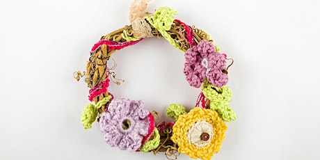 Make a summery-themed crochet mini wreath