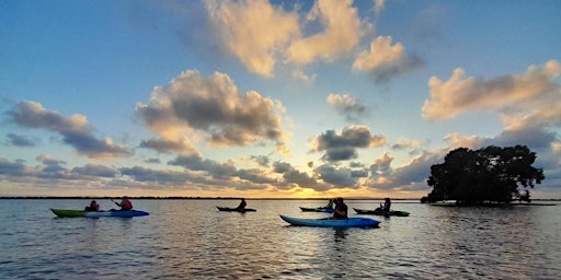 Immagine principale di Running Wild Outdoors SMBI Sunset Kayak Tours 