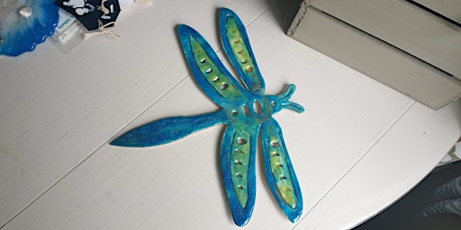 Imagem principal de Resin Butterfly or a Dragonfly board class - Bloomin Cottage