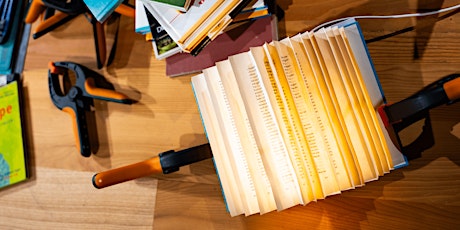 Imagen principal de Buch-Upcycling: Stimmungsvolle Leuchten aus Büchern