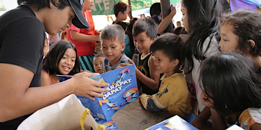 Donating books to studious children in difficult circumstances  primärbild
