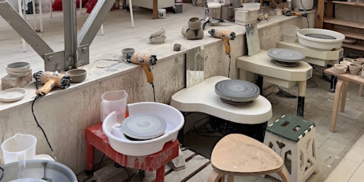 Imagem principal de Ceramics, wheel throwing and marbling workshop . Create lates festival