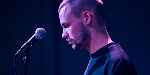Performance spoken word door Ischa den Blanken op de Daktuin  primärbild