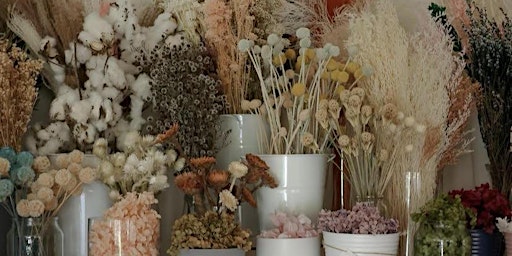 Immagine principale di Biscuits & Bouquets Workshop: Biscuit Decorating & Dried Flower Arrangement 
