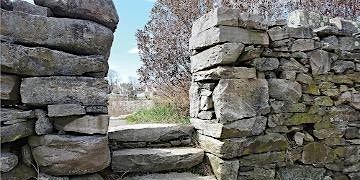 Primaire afbeelding van Little Known Hiking Ruins of Southern New England with Dr. Nick Bellantoni