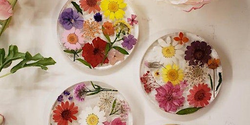 Hauptbild für GWISE Craft Circle: Epoxy Resin Flower Coaster Making
