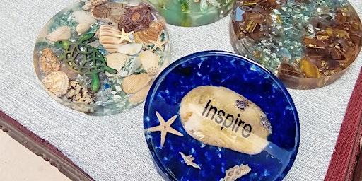 Resin coasters made with crystals and natural elements  primärbild