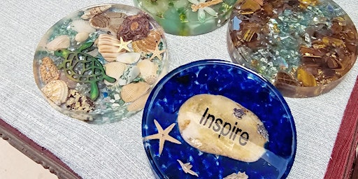 Resin coasters made with crystals and natural elements  primärbild