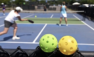 Friendly Pickleball Match  primärbild