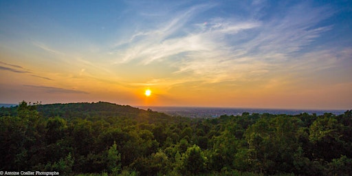 Randonnée pédestre au coucher de soleil primary image