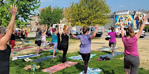 Primaire afbeelding van Free Outdoor Yoga with Nicole Schneider at Market on Canal