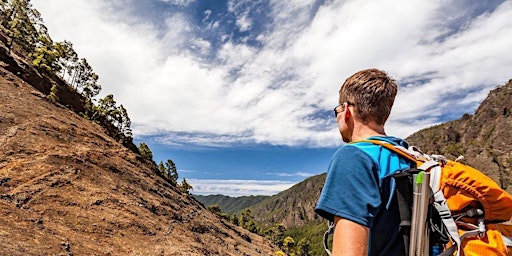 Immagine principale di Climb high and look far, share nature - mountaineering friends happy party 