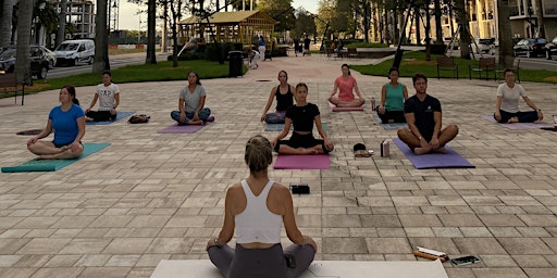 Primaire afbeelding van Yoga al atardecer - Downtown Doral y via Zoom - Lunes 04/22 - 6:30pm