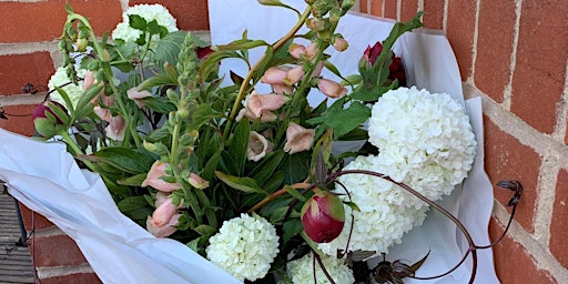 Sip and create a brightly coloured summer bouquet  primärbild
