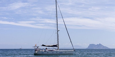 Immagine principale di Salida en barco velero desde Puerto Sotogrande 