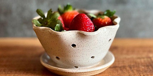 Imagem principal de Make Berry Bowl on Pottery Wheel for couples  with Khadija