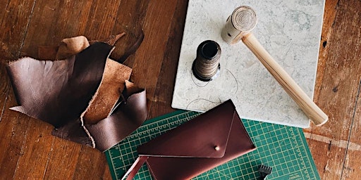 Intro to Leather - Make a Clutch or Wallet!  primärbild