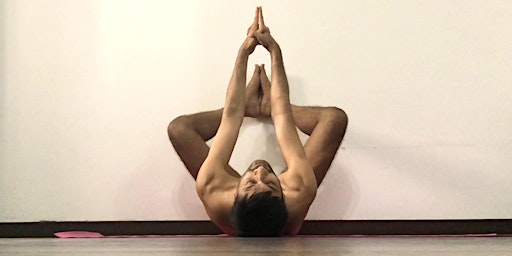 Naked yoga for Men  primärbild