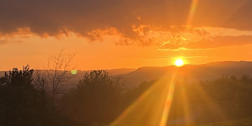 Imagem principal de Move in Nature & Greet the Sunset for Summer Solstice
