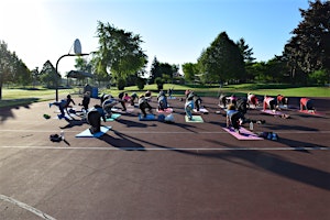 Imagem principal de Free Sunrise Yoga in the Park on Fridays in June from 6 a.m. to 7 a.m.