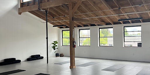 Vinyasa  Flow at Dear Yoga Studio  primärbild