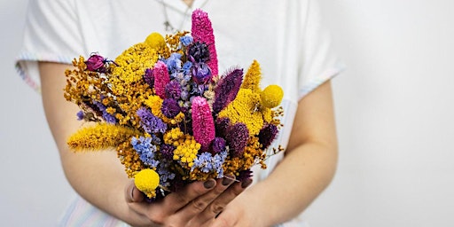 Create a beautiful hand-tied dried flower bouquet!  primärbild