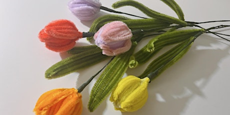 Création d’un bouquet de tulipes artificielles.