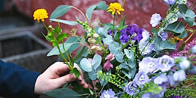 Imagem principal de Seasonal Hand Tied Bouquet Workshop