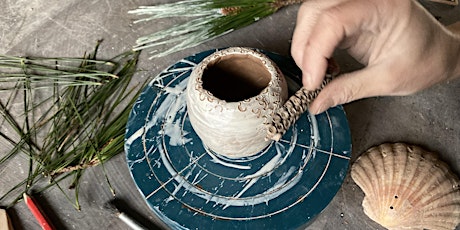 Dig, Make, Decorate, Fire: Outdoor Clay School  primärbild